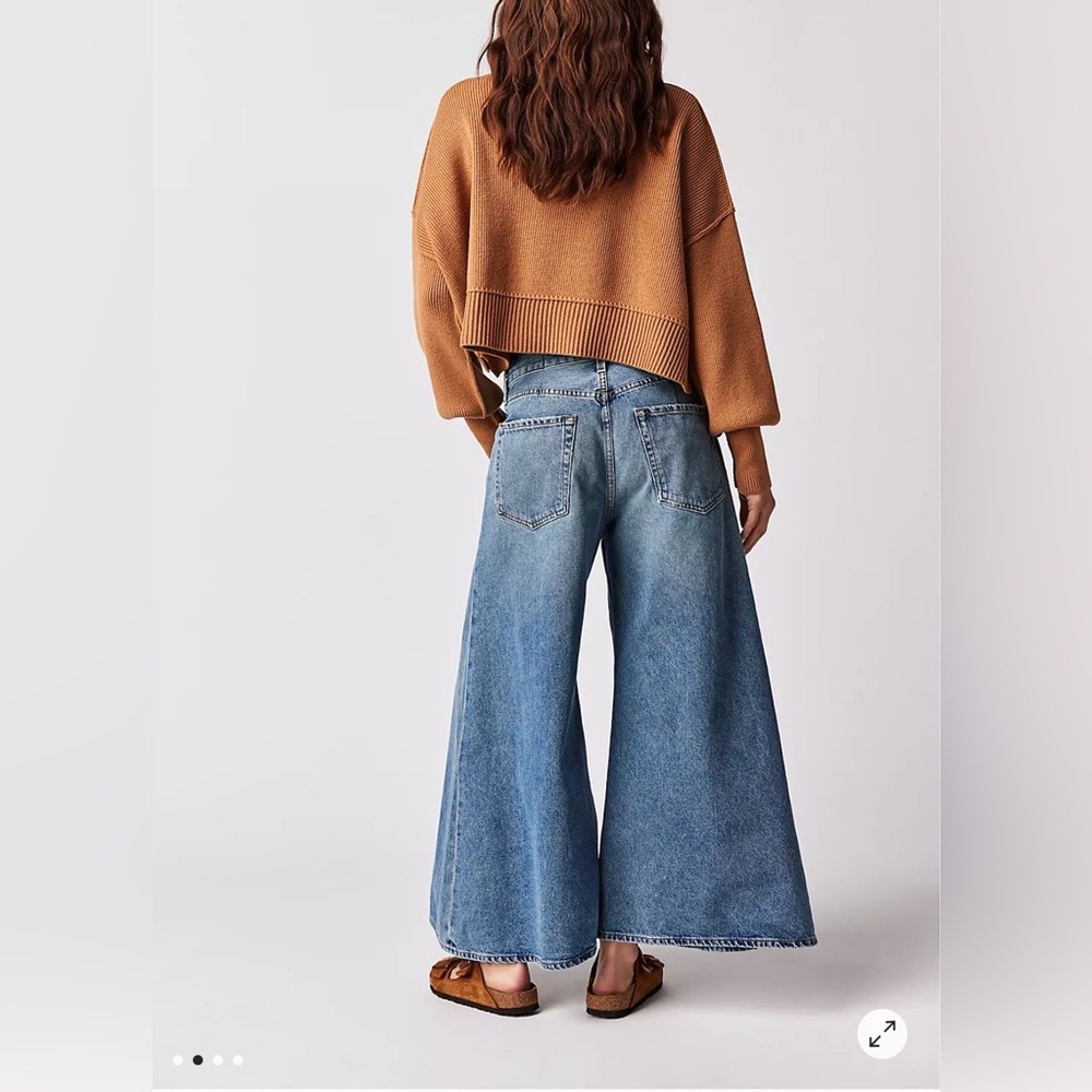Citizens Of Humanity Wide-Leg Flare Jeans in Medium Blue - Picture 3 of 14